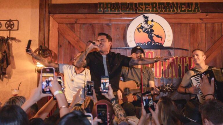 De surpresa, Felipe Araújo invade o palco do Villa Country e anima a madrugada do público